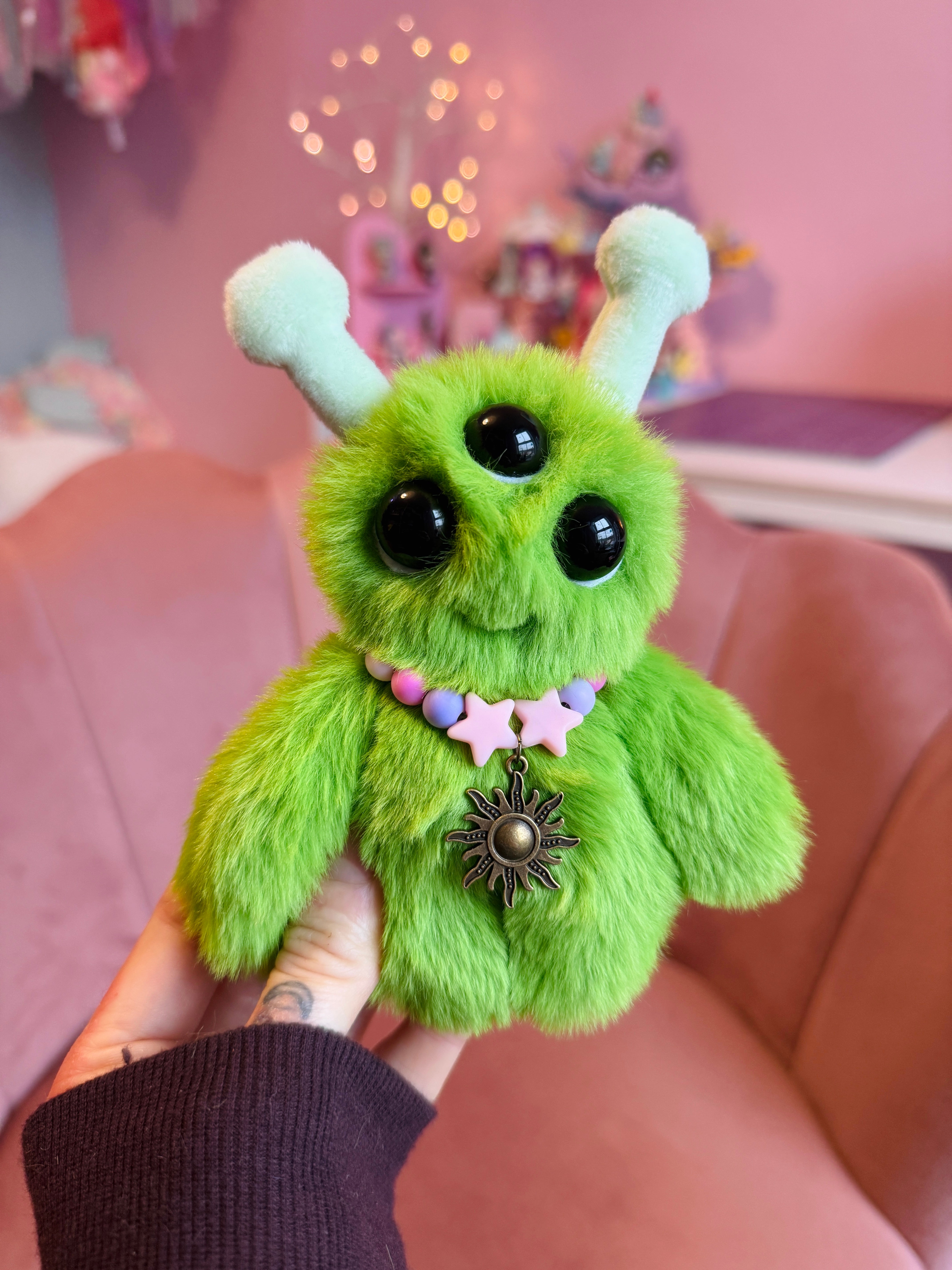 ALIEN PALMPUFF (B) - Handmade Mini Luxury Weighted Doll